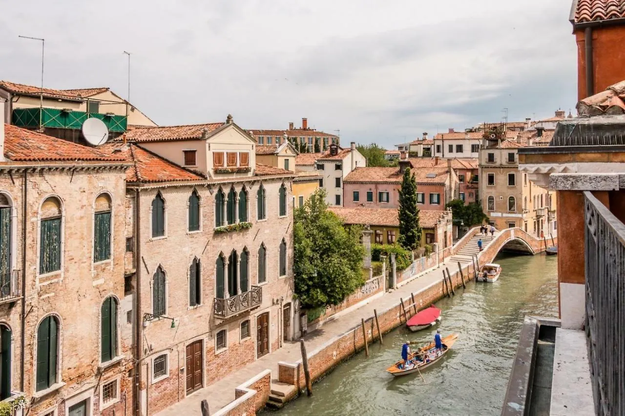 Carmini Canal View & Lift By Lionhost location